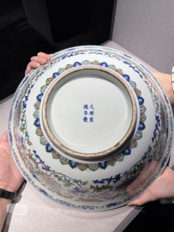 清乾隆 斗彩缠枝花卉大碗 - 图4